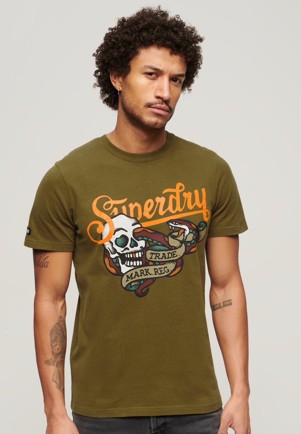 футболка с принтом tattoo script superdry цвет fir green Футболка с принтом TATTOO SCRIPT Superdry, цвет fir green