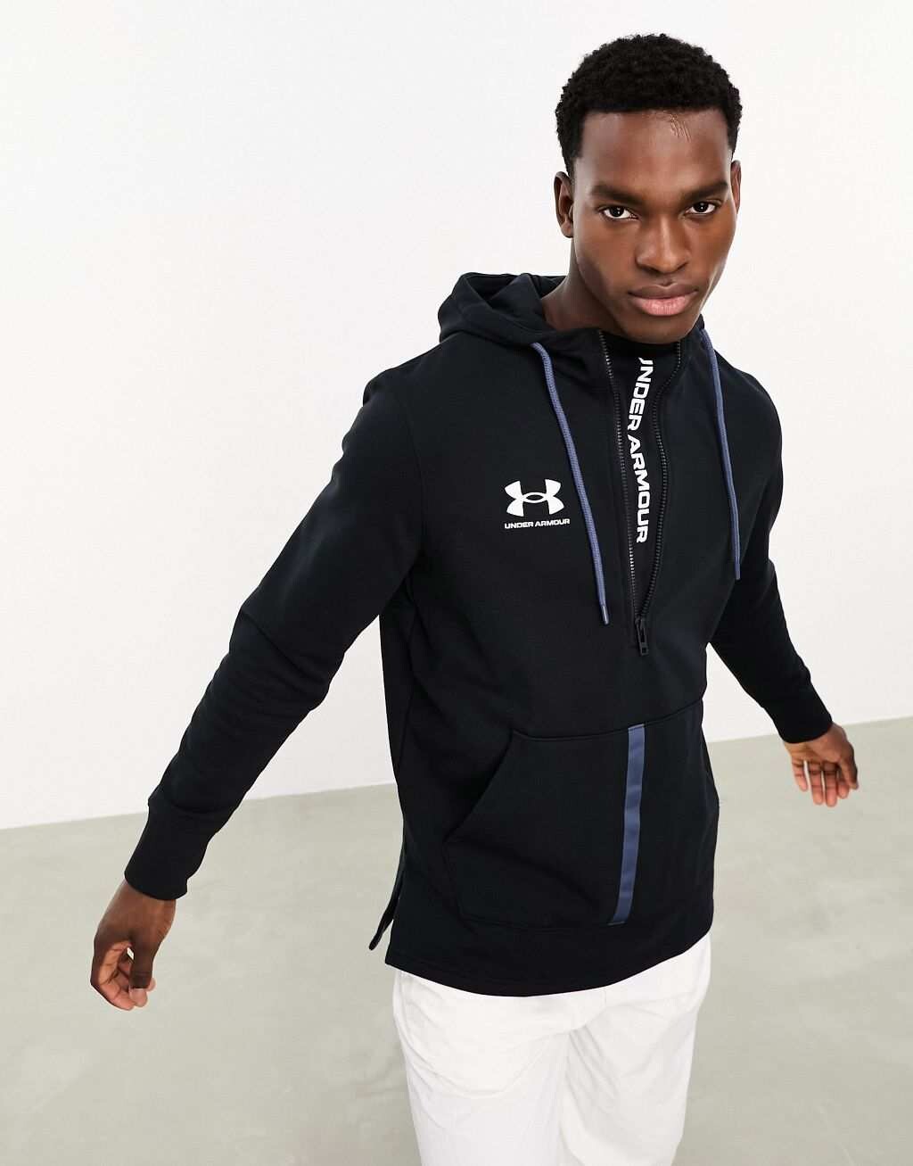 

Черная худи Under Armour Accelerate