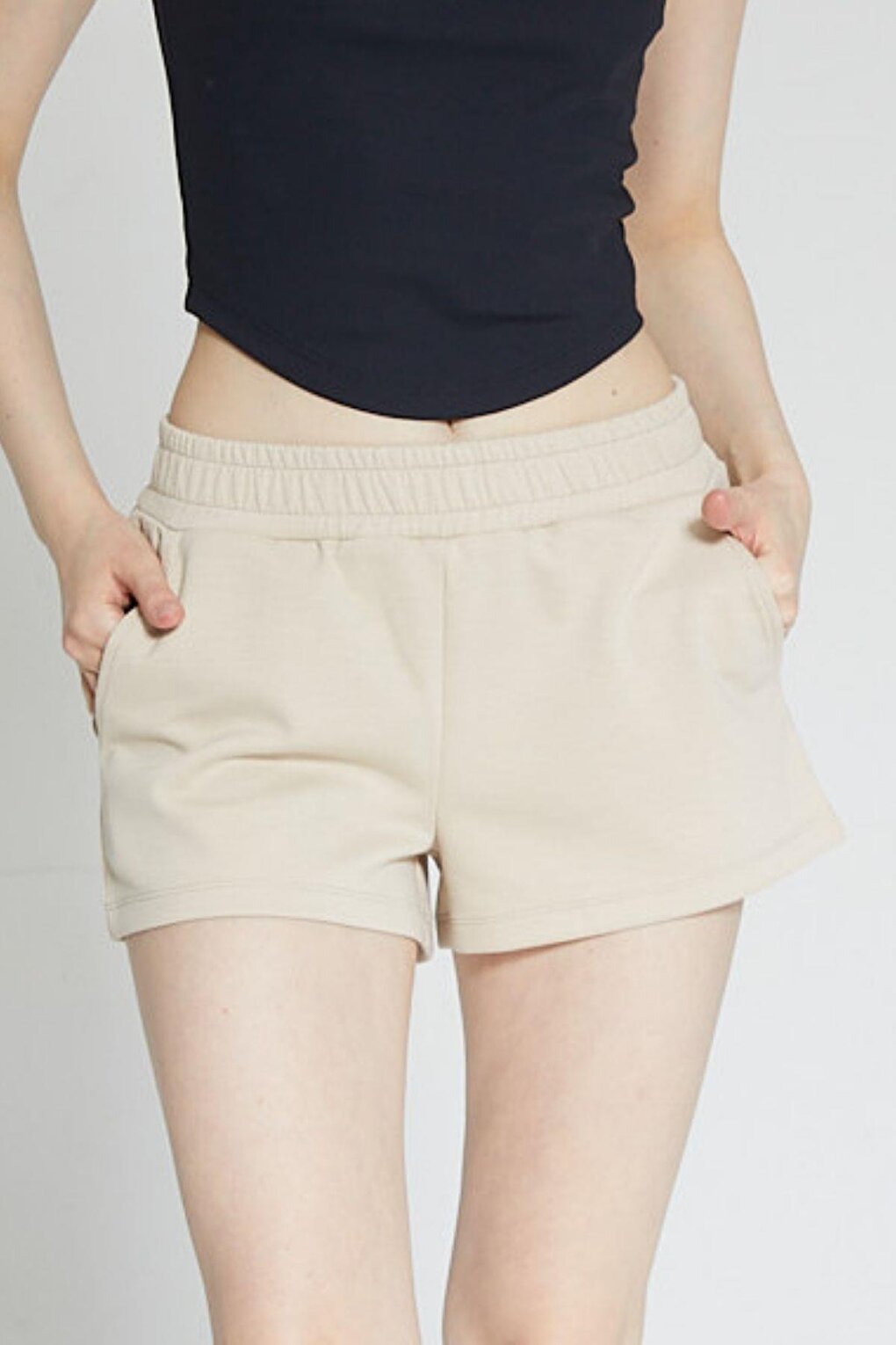 цена Бежевые женские короткие шорты Soft Touch Chandraswear