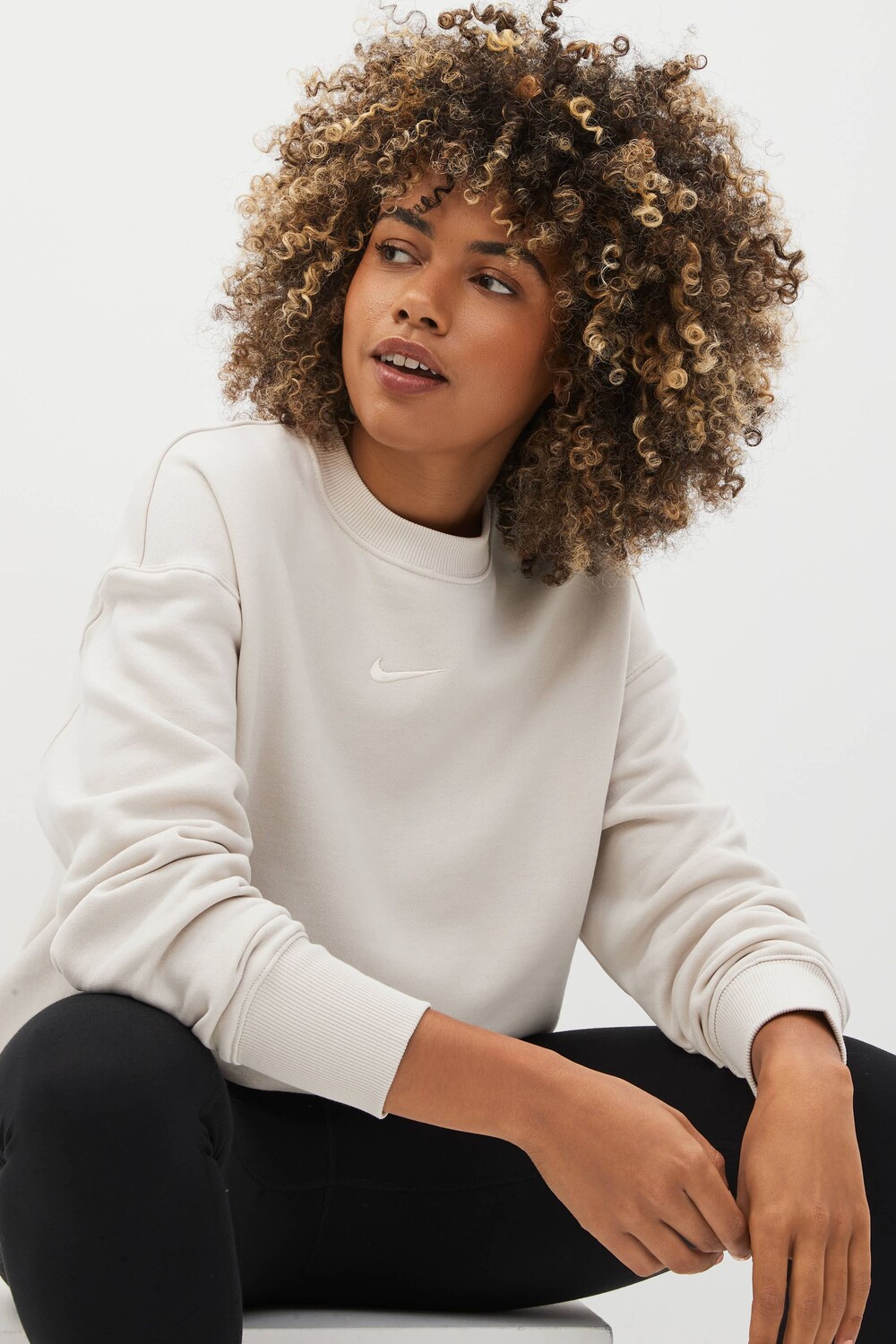 

Толстовка оверсайз с небольшим логотипом Swoosh Nike, белый