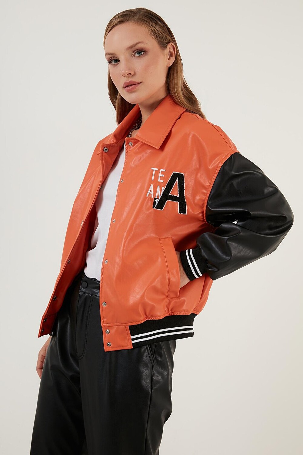 

Куртка-бомбер из искусственной кожи Oversize с карманами 6230104 Lela, апельсин, Оранжевый, Куртка-бомбер из искусственной кожи Oversize с карманами 6230104 Lela, апельсин