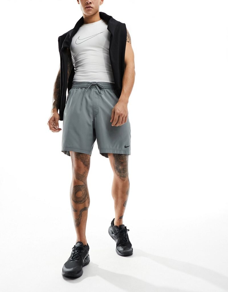 

Серые шорты без подкладки Nike Dri-FIT Form размером 7 дюймов