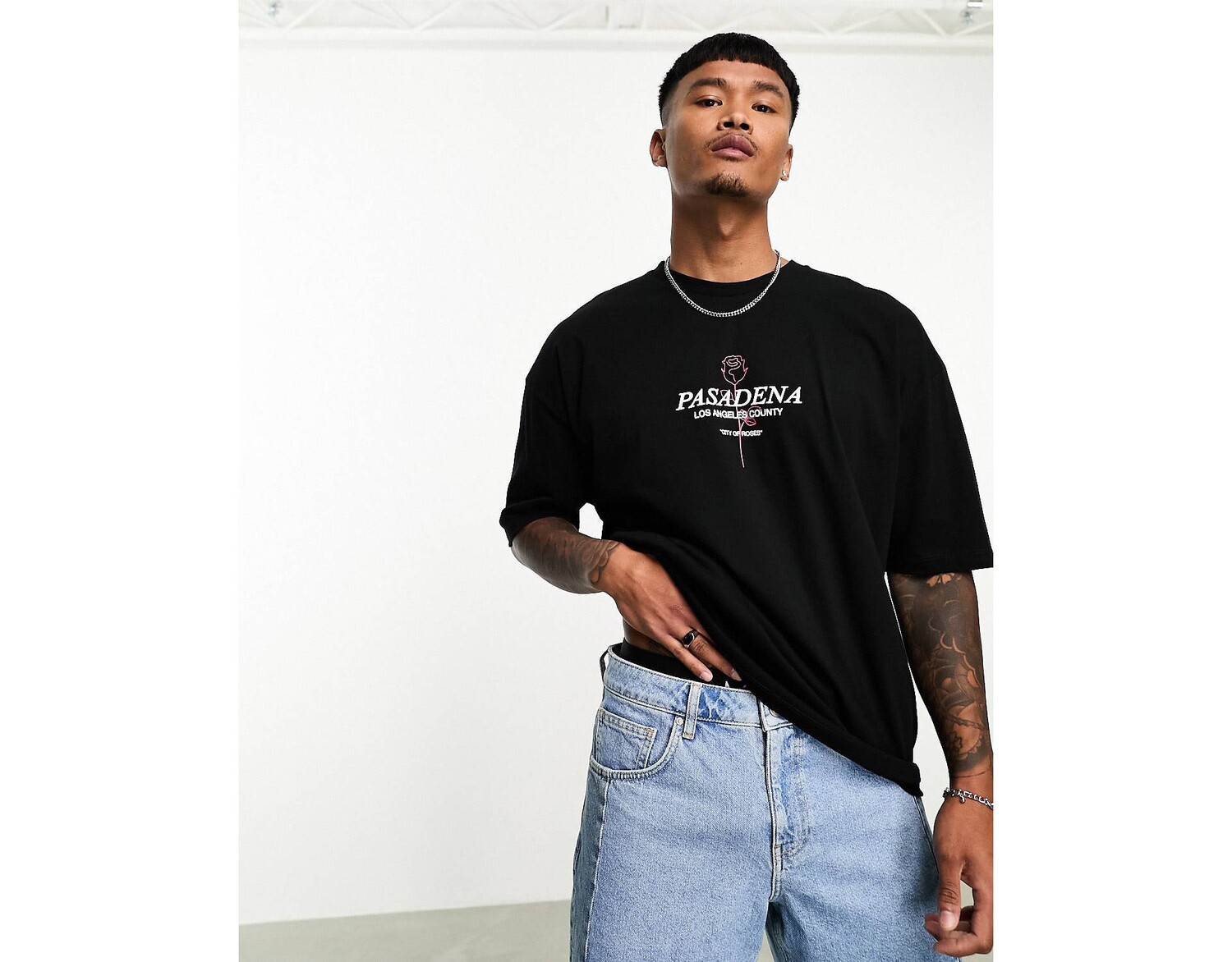

Черная футболка оверсайз с принтом роз на груди ASOS DESIGN