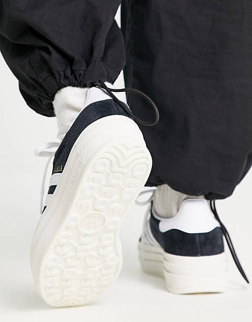 

Черно-белые кроссовки на платформе adidas Originals Gazelle Bold