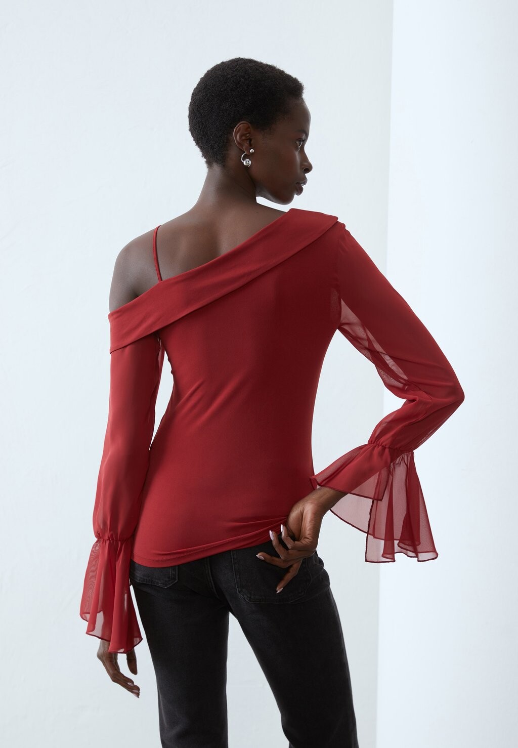 

Топ с длинными рукавами OFF SHOULDER LS TOP WITH STRAP AND CHIFFON SLEEVESAN6_FW24_2-1-D_079 / 303, DARK RED Anna Field, темно-красный