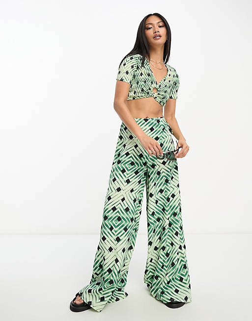 

Светло-зеленый пляжный укороченный топ с геометрическим принтом River Island