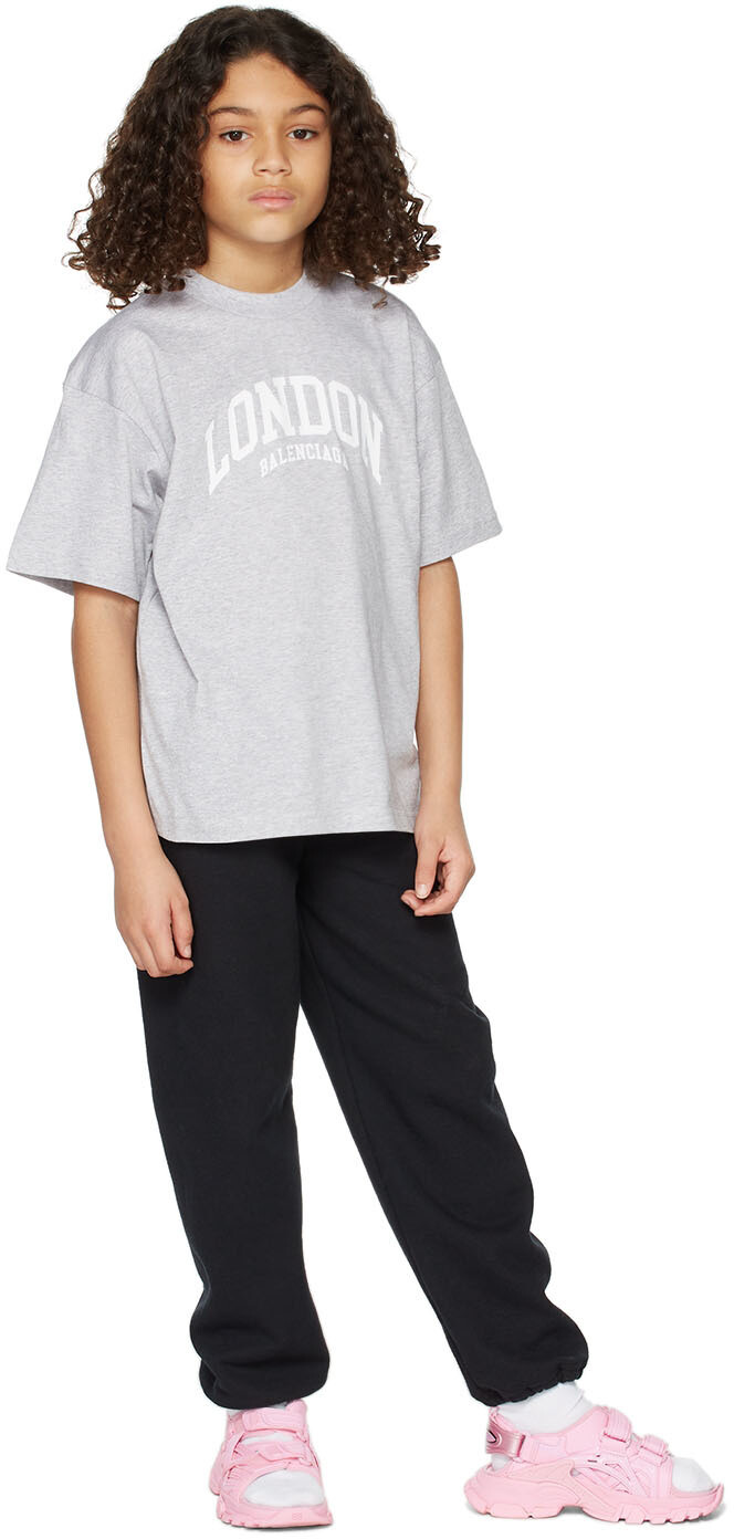 

Детская серая футболка с изображением городов Лондона Balenciaga Kids