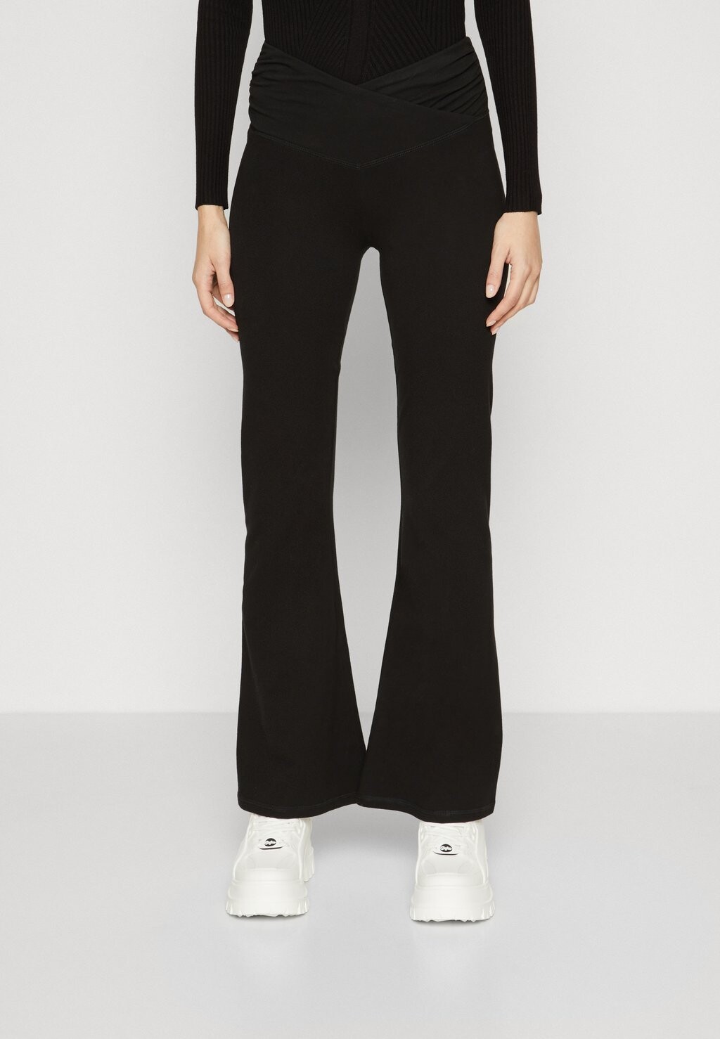 

Леггинсы DETAIL FLARED Hollister Co., цвет black