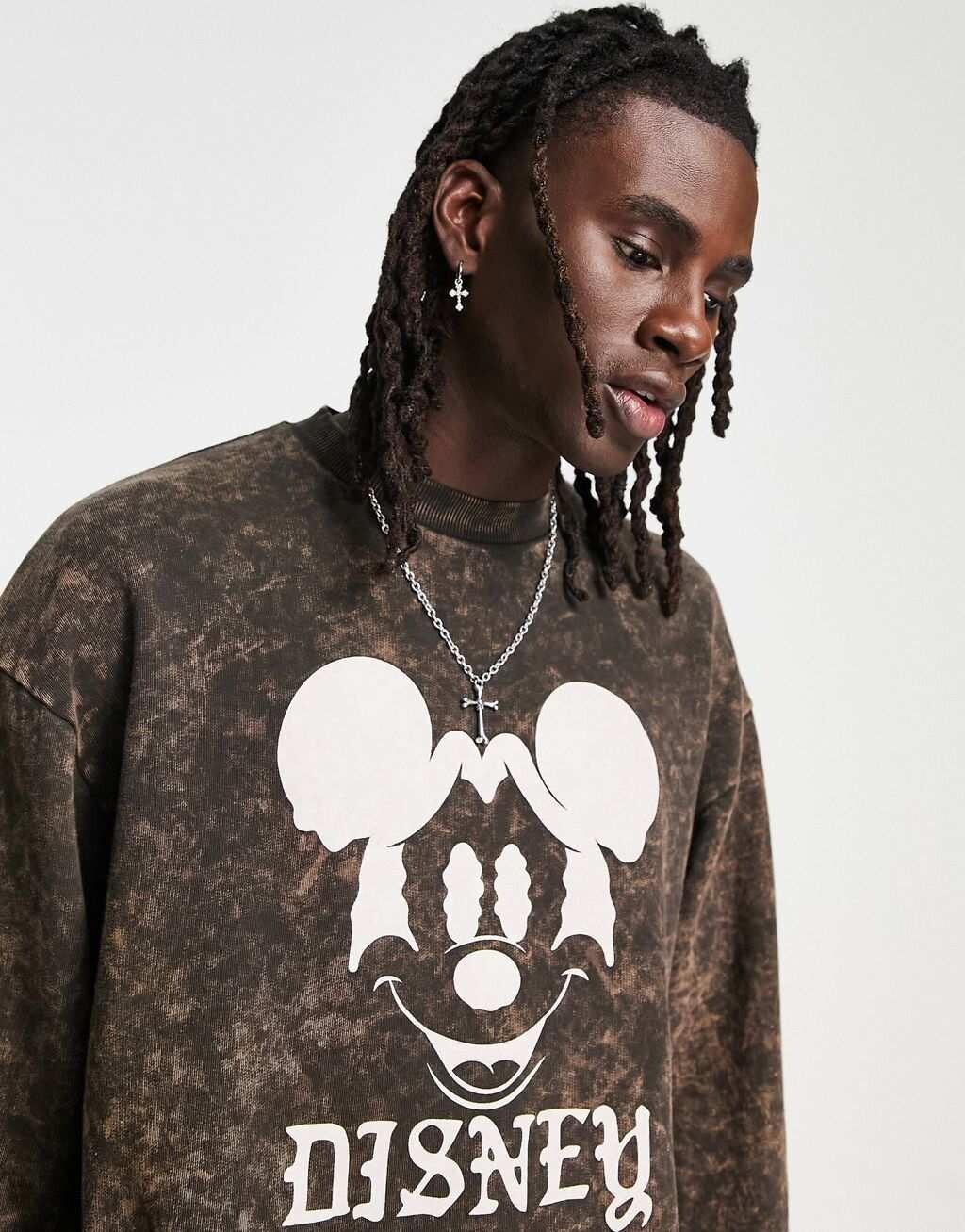 

Коричневый свитшот свободного кроя с принтами Disney ASOS DESIGN Punk Mickey