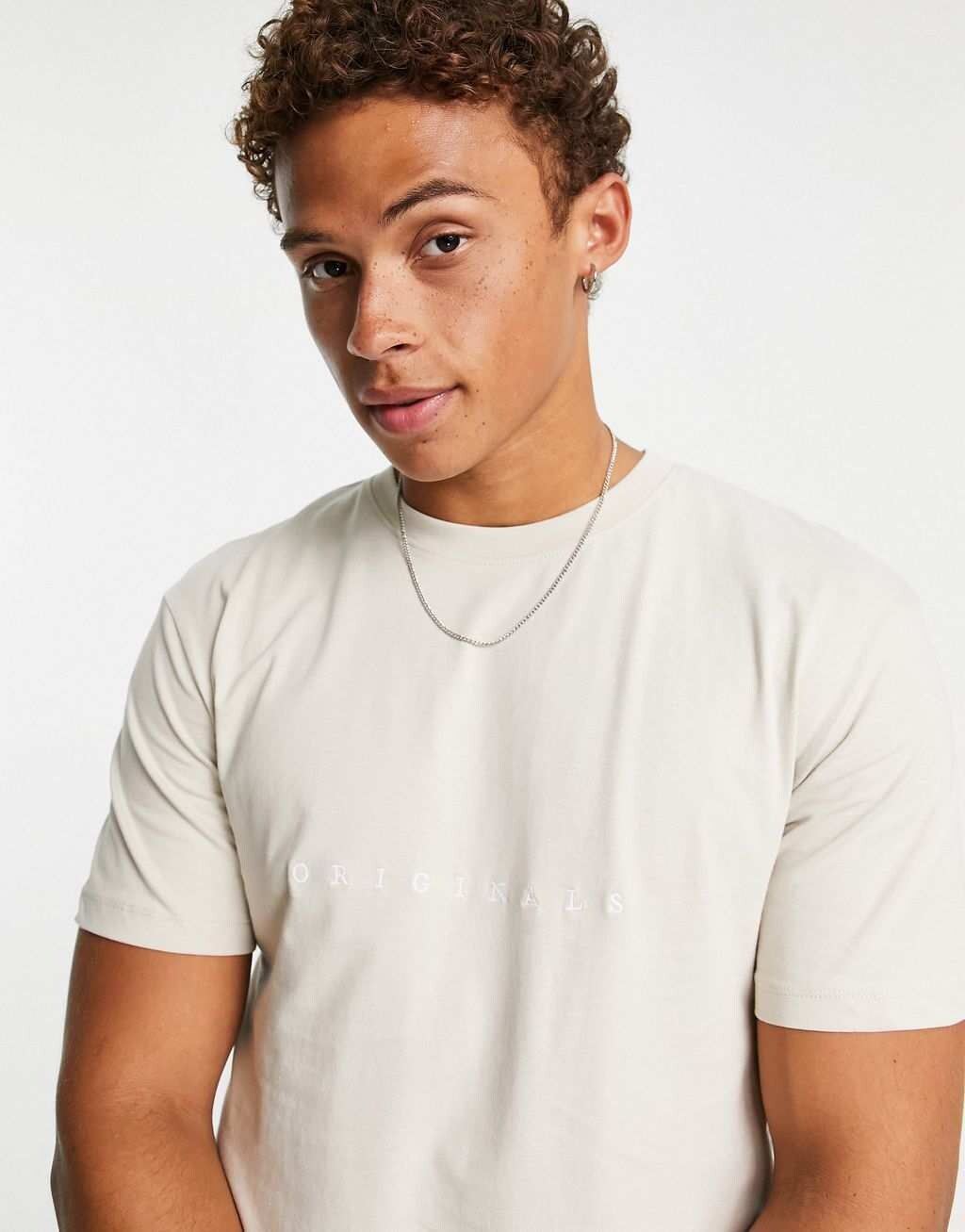 

Бежевая футболка с вышитым логотипом и заниженными плечами Jack & Jones Originals