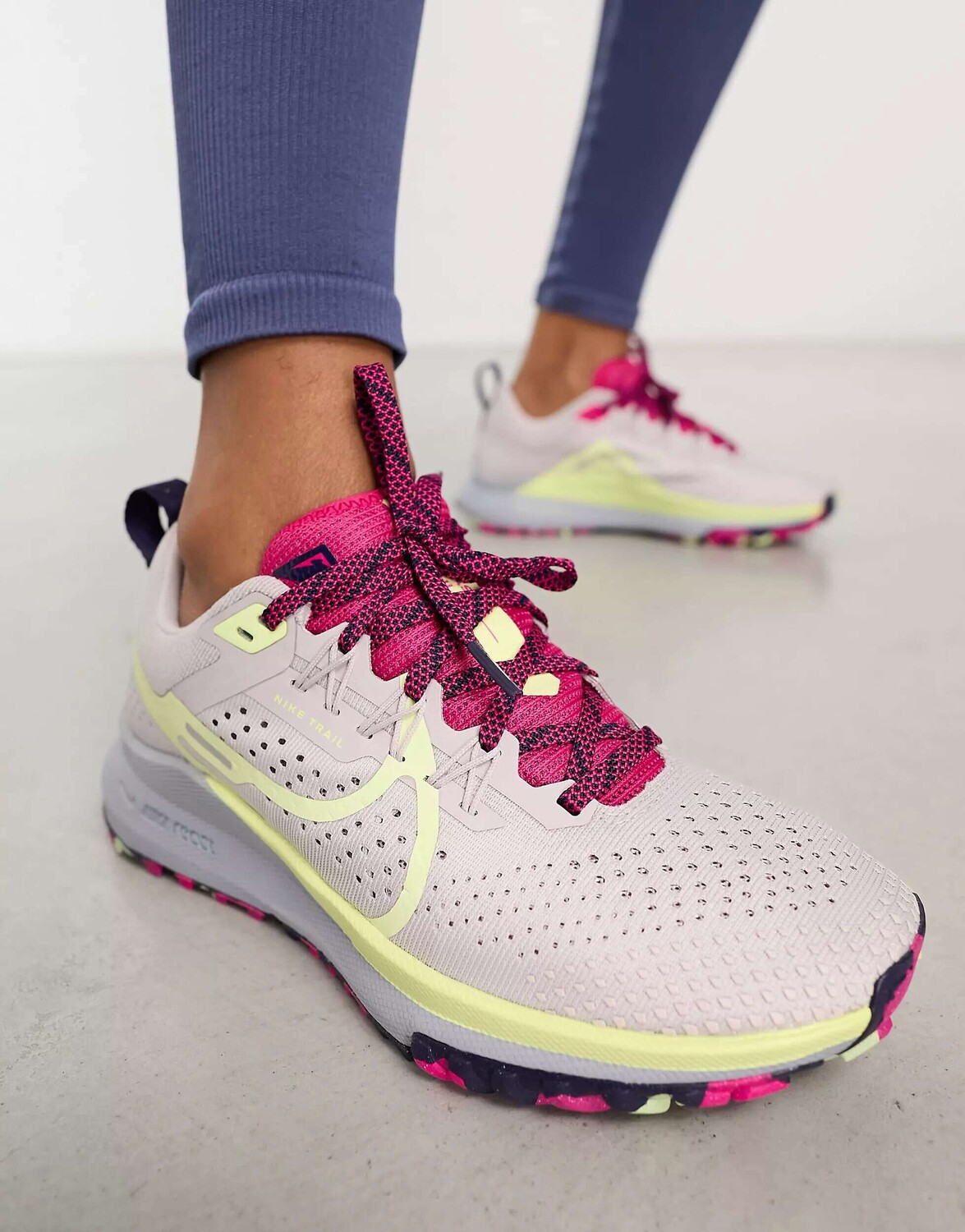 

Кроссовки Nike React Pegasus Trail 4 кремово-белого и ярко-розового цвета, Розовый