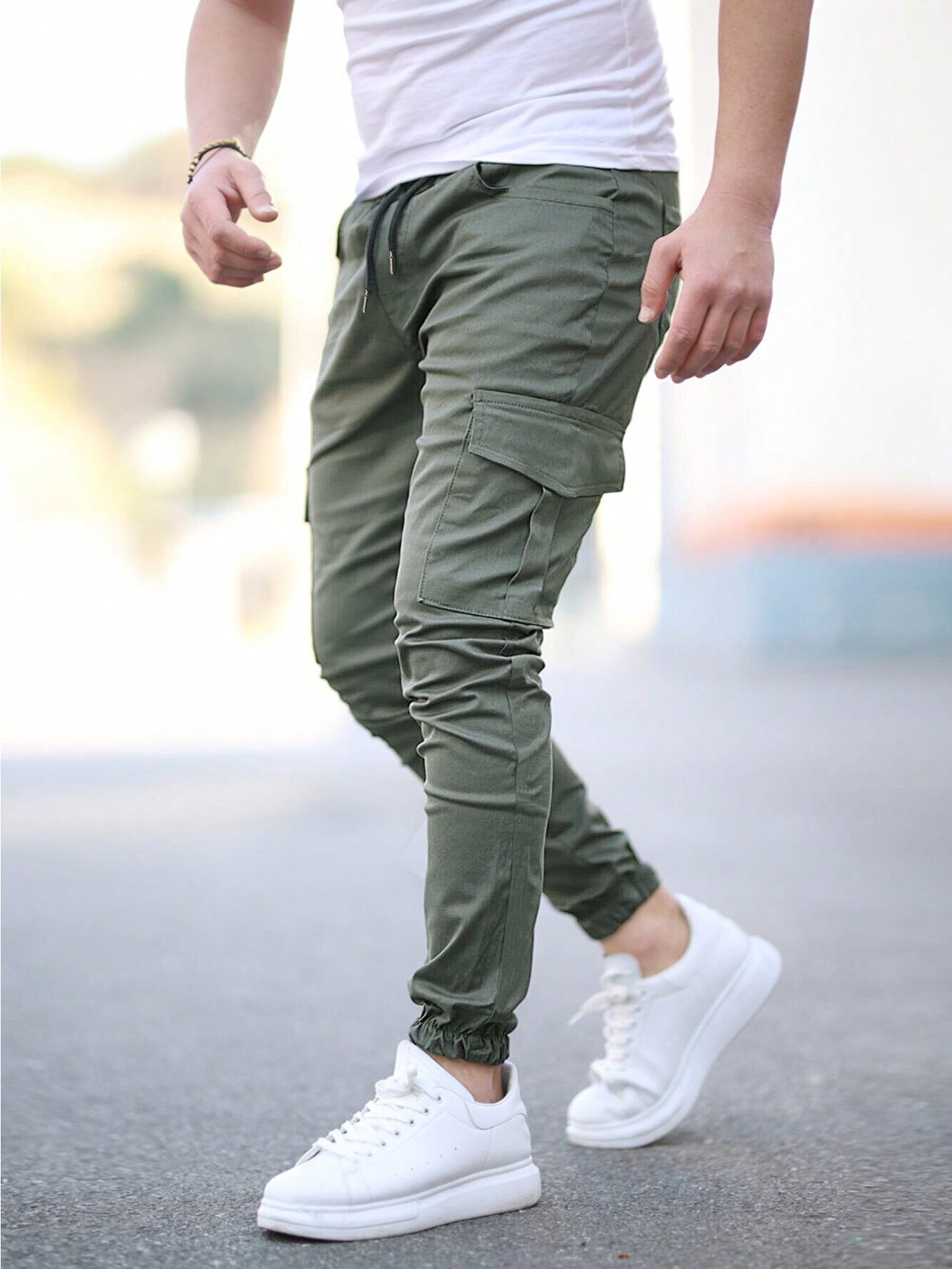 цена Мужские однотонные брюки Manfinity LEGND с завязками на талии и карманами с клапанами, армейский зеленый