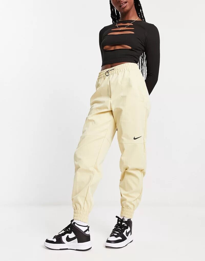 

Бежевые брюки карго из ткани Nike Swoosh