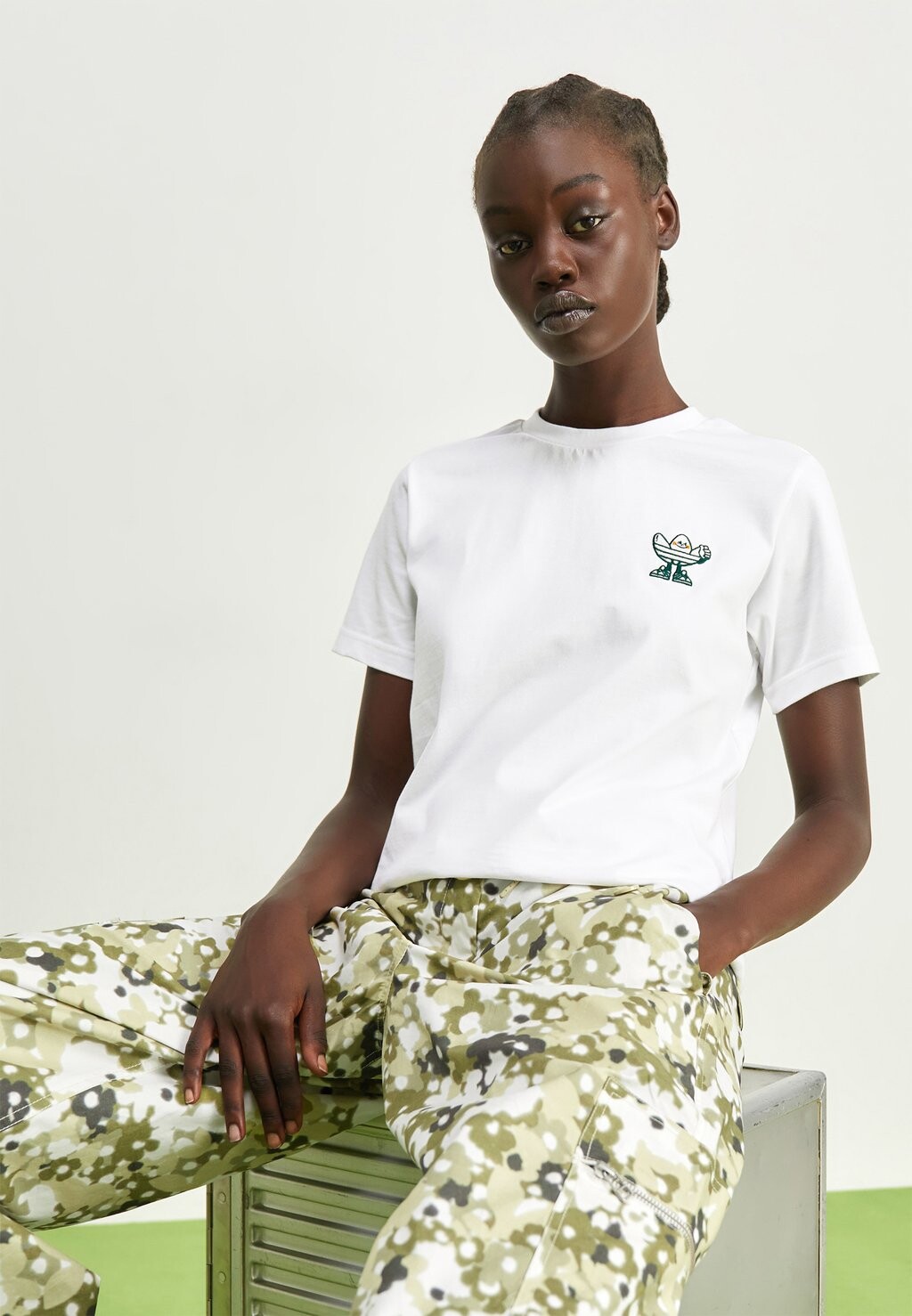 

Футболка с принтом adidas Originals, белый