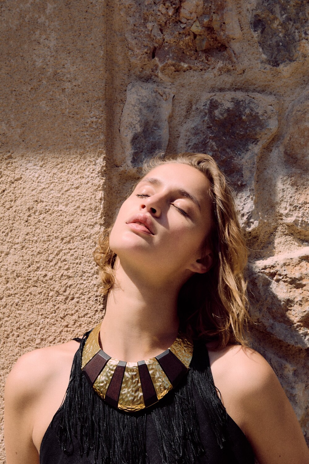 

Большое деревянное ожерелье Zara, золотой