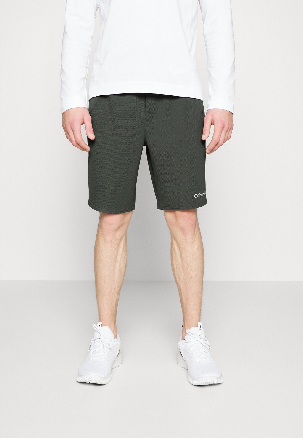 

Спортивные шорты Calvin Klein Performance