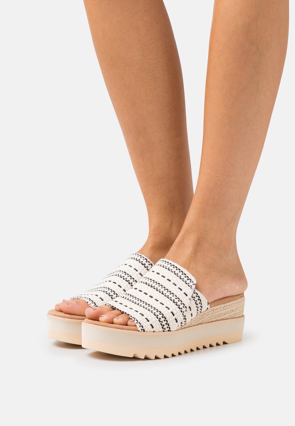

Шлепанцы TOMS