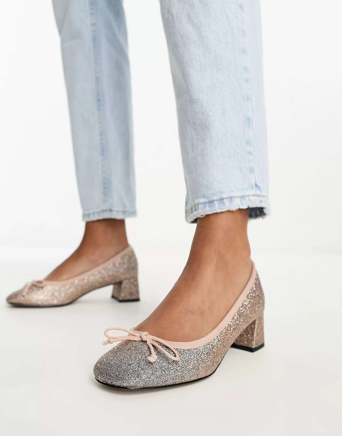 

Блестящие туфли на среднем каблуке с бантом ASOS Steffie