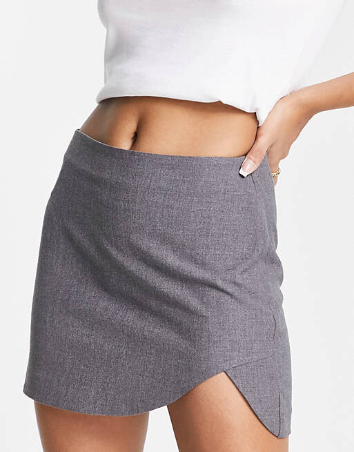 

Серая мини-юбка с разрезом и изогнутым подолом Pull&Bear