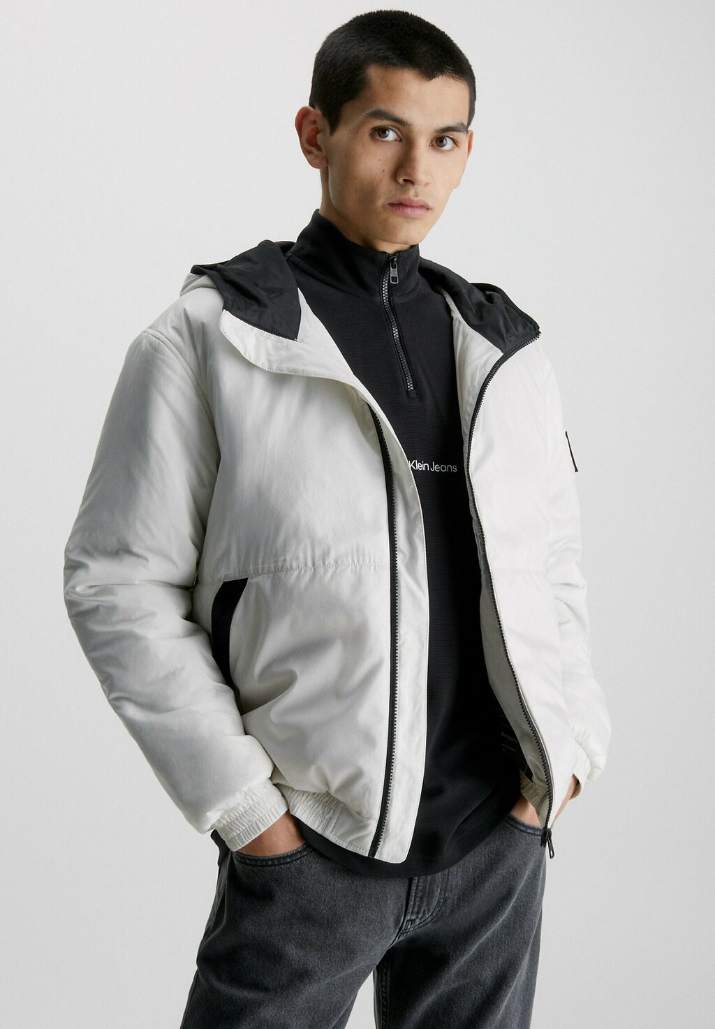 

Ветровка Calvin Klein Jeans, молочный