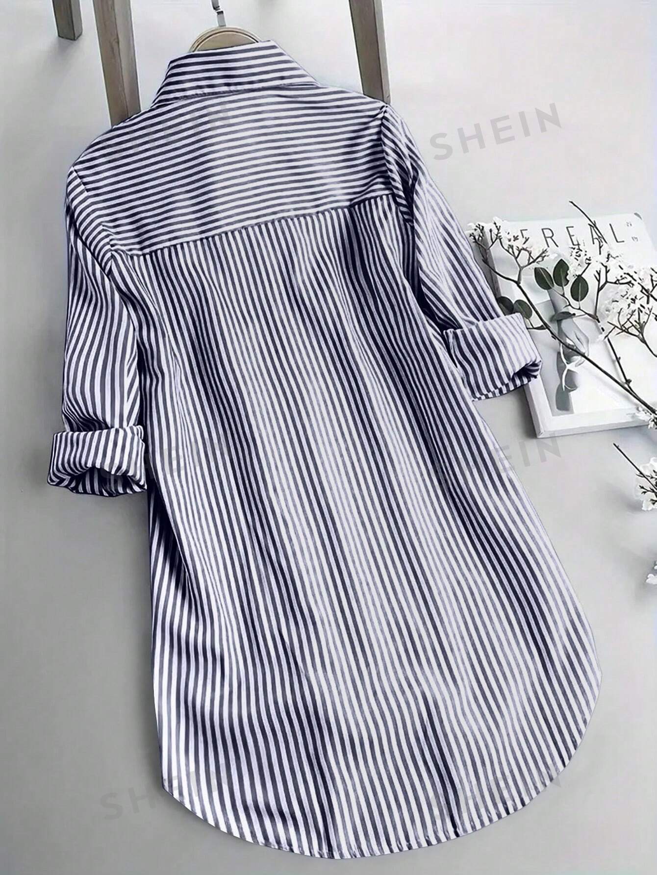 цена SHEIN Essnce Женская однобортная рубашка в полоску с высоким и низким подолом, темно-синий