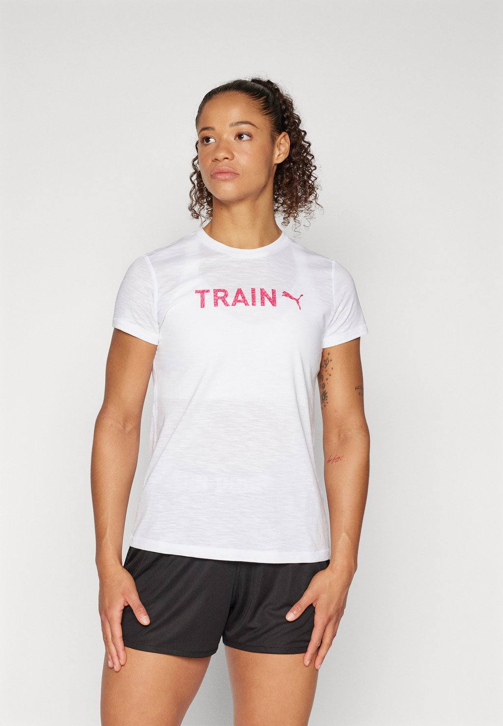Спортивная футболка WOMEN'S GRAPHIC TEE TRAIN Puma, цвет white спортивная футболка train cat tee puma цвет olive green heather