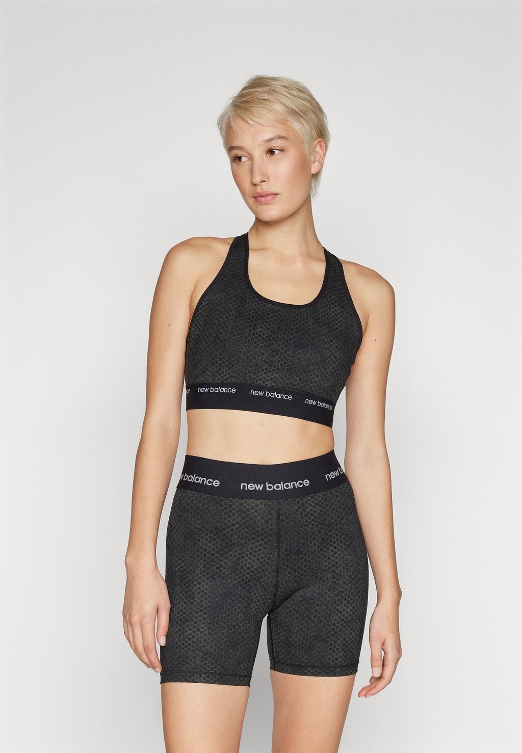 

Спортивный бюстгальтер со средней поддержкой MEDIUM SUPPORT SLEEK PRINTED PACE BRA New Balance, цвет black multi