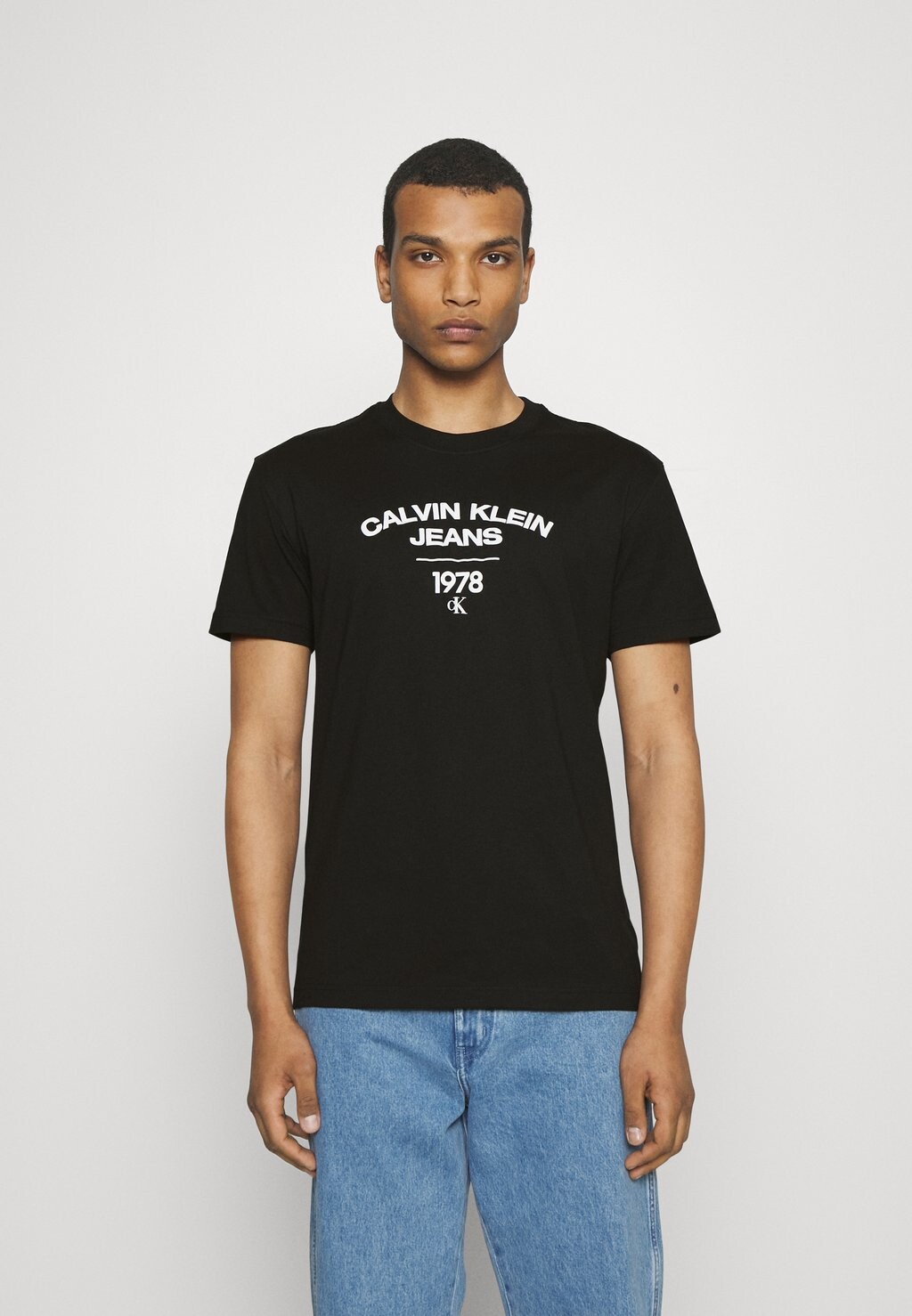 

Футболка с принтом Calvin Klein Jeans, черный