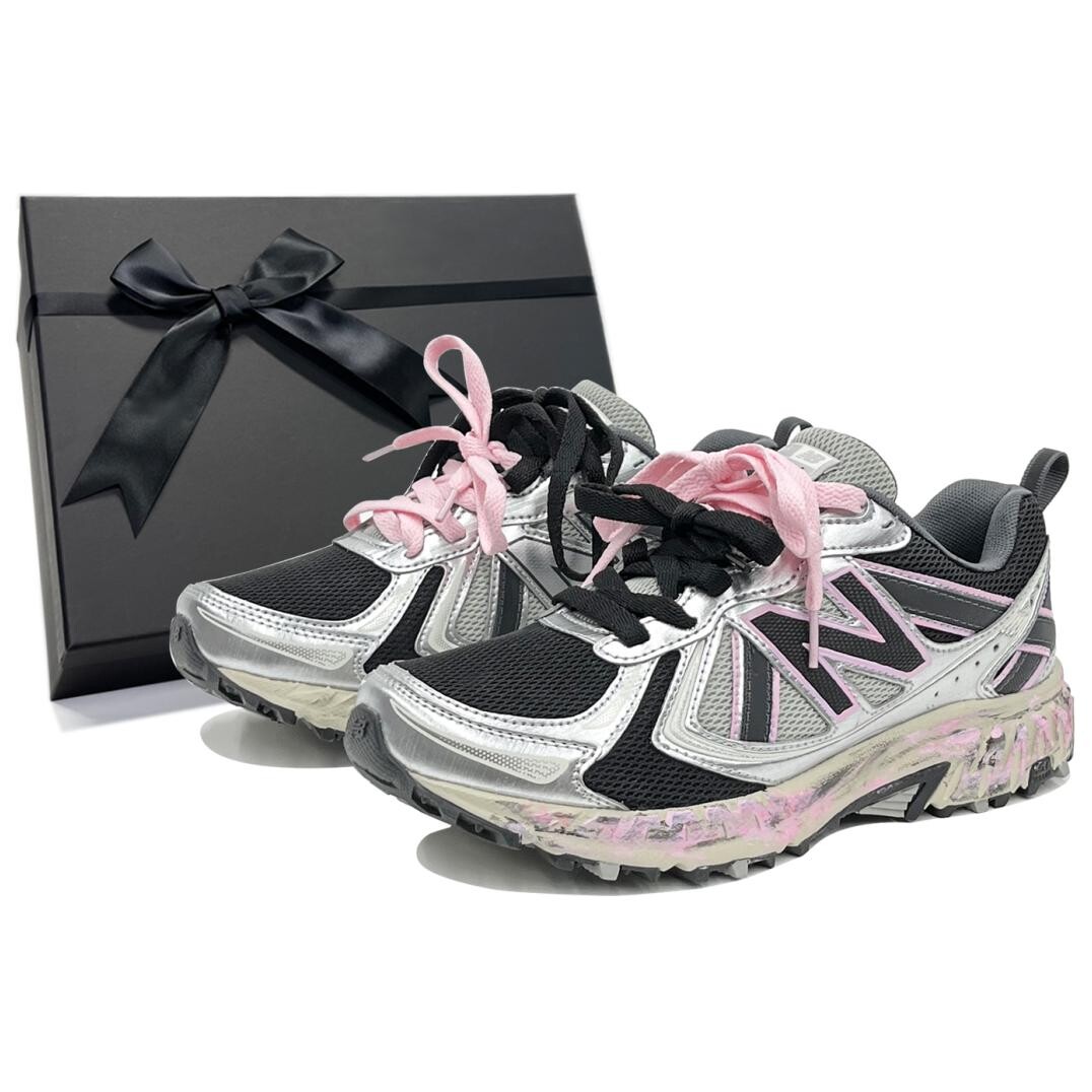 

Кроссовки NB 410 унисекс с низким верхом серебристые/черные/розовые New Balance