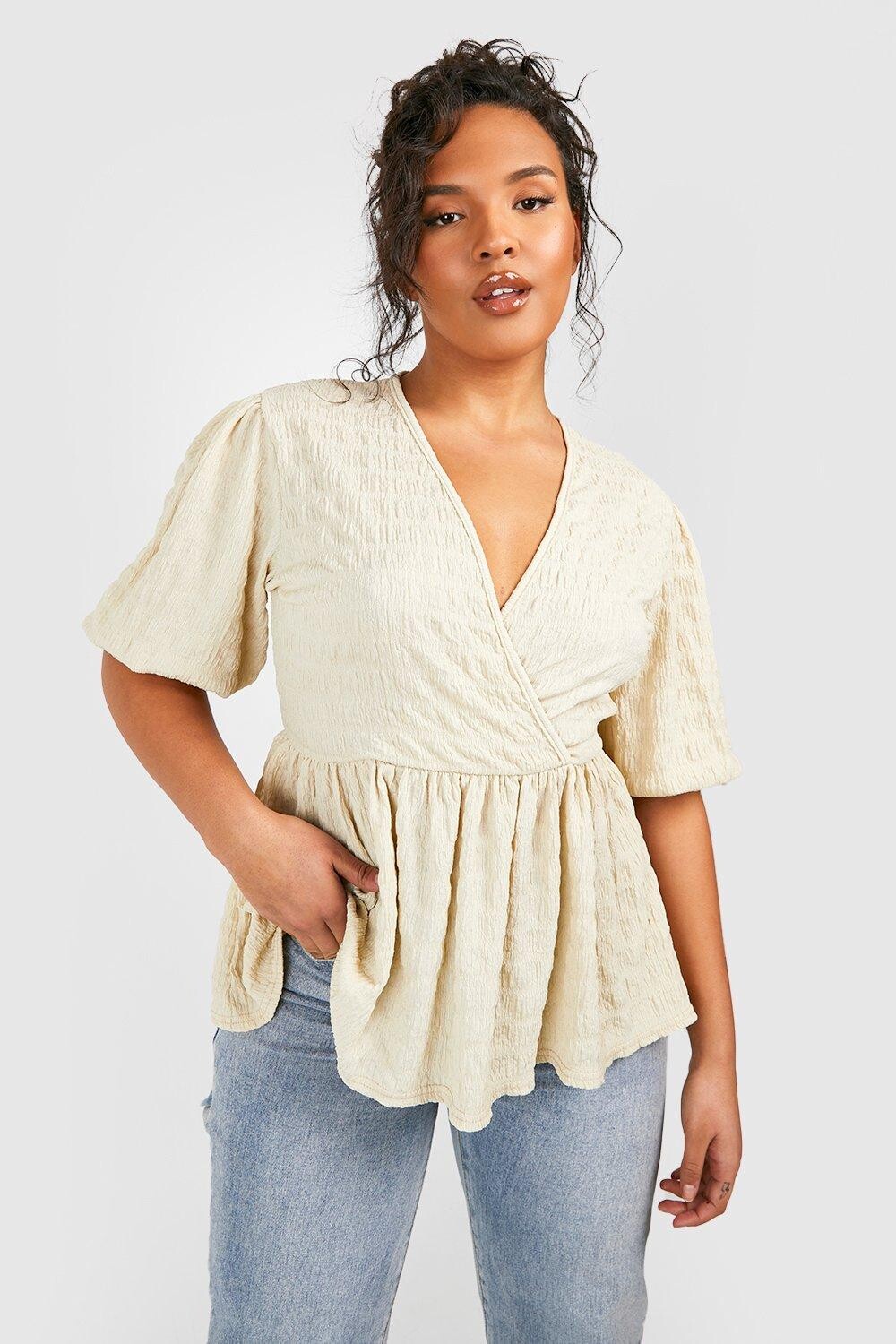 Топ с запахом и текстурным рукавом plus Boohoo, серый