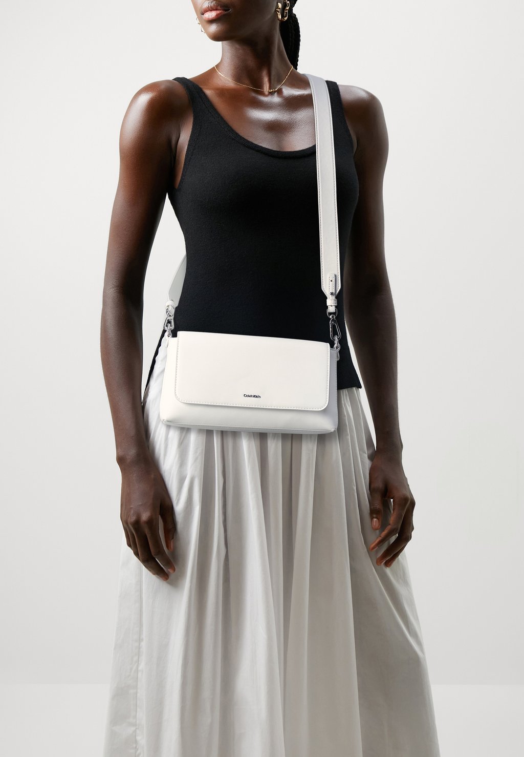 цена Сумка через плечо MUST Calvin Klein, цвет bright white