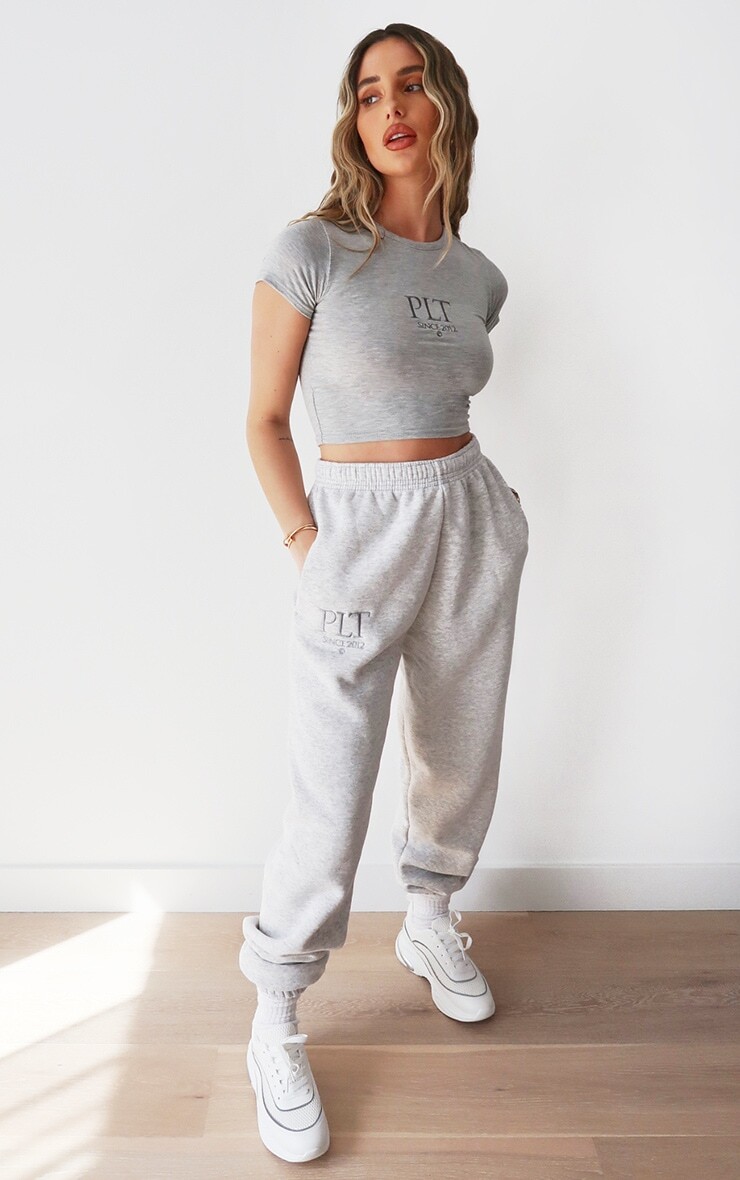 

PrettyLittleThing Серые повседневные джоггеры со слоганом