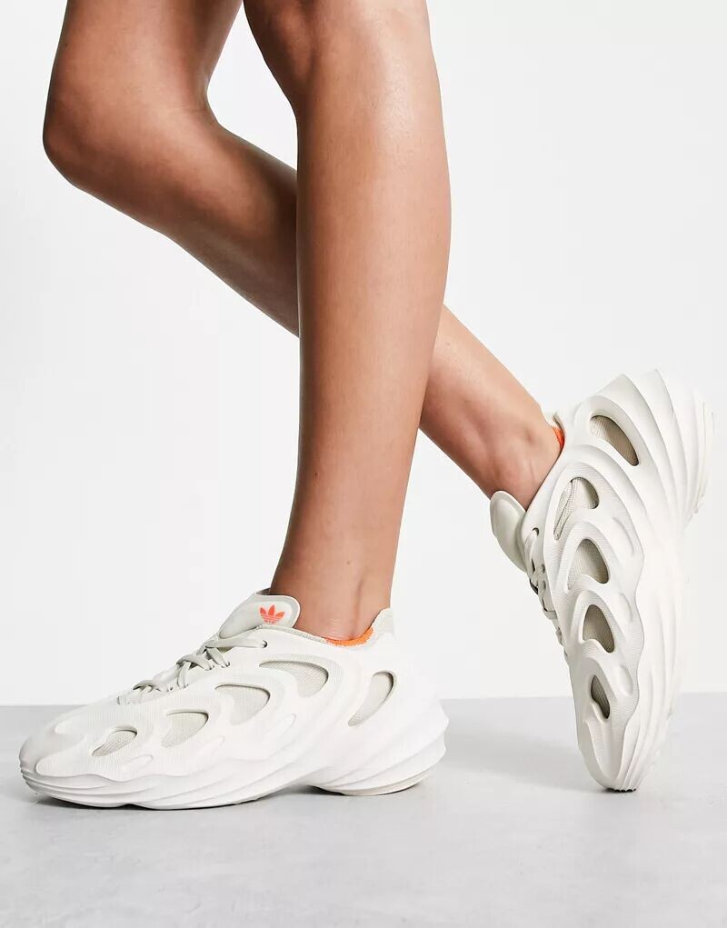 

Белые кроссовки adidas Originals adifom Q с оранжевыми деталями