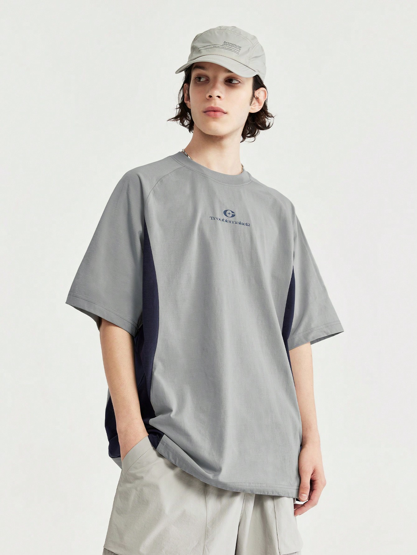 цена Мужская свободная футболка с цветными блоками от модного бренда, серый