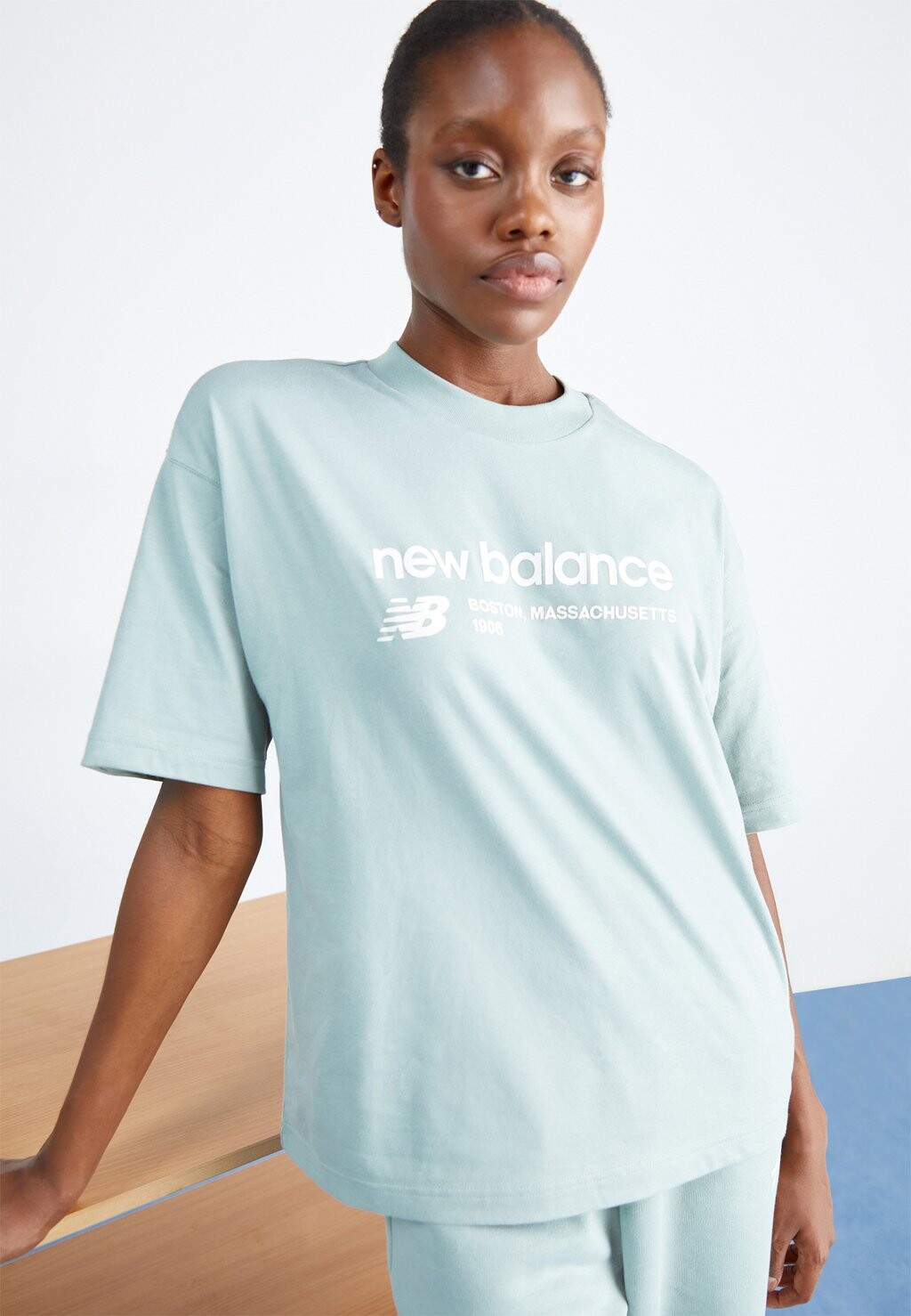 

Футболка с принтом New Balance LINEAR HERITAGE OVERSIZED, можжевельник