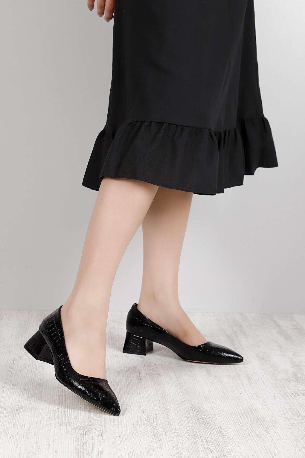 цена Женские туфли на высоком каблуке с острым носком и толстым каблуком 32015 GÖNDERİ(R), черный