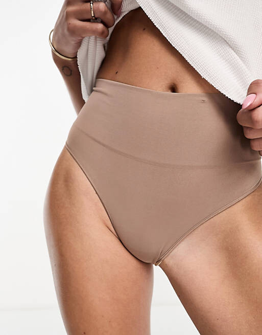

Бесшовные корректирующие стринги из норки Spanx