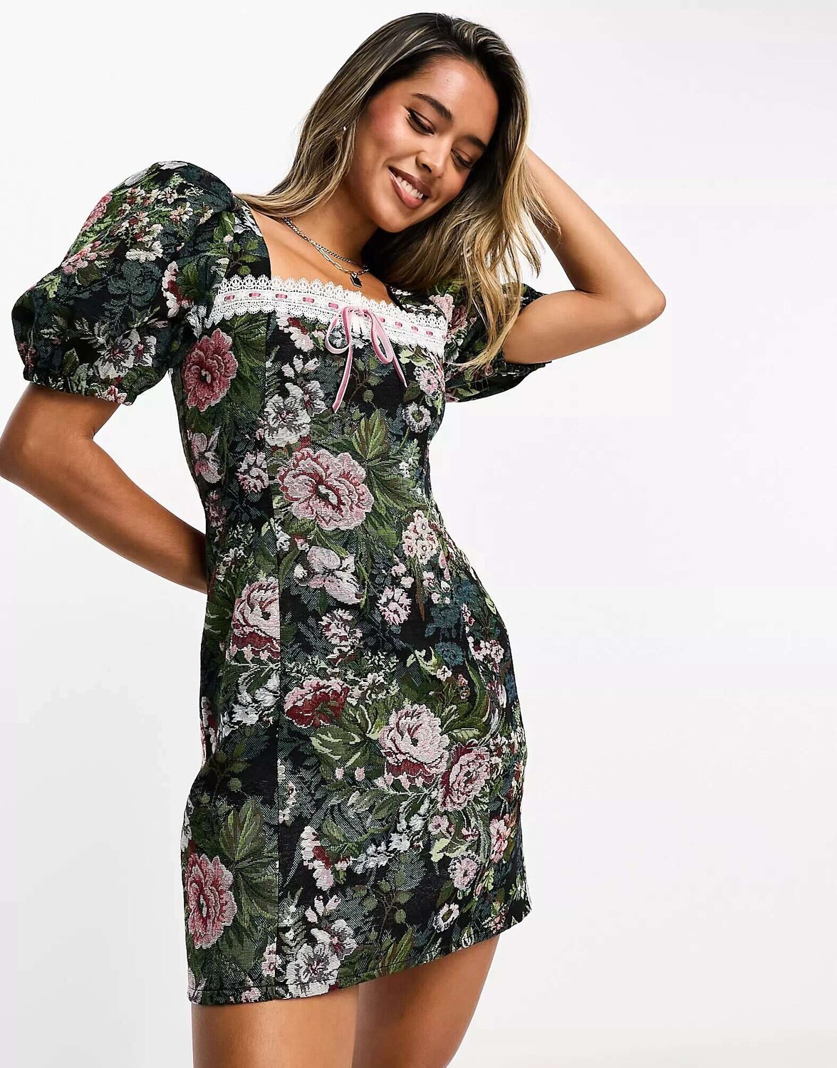 

Платье мини-гобелена с цветочным принтом ASOS