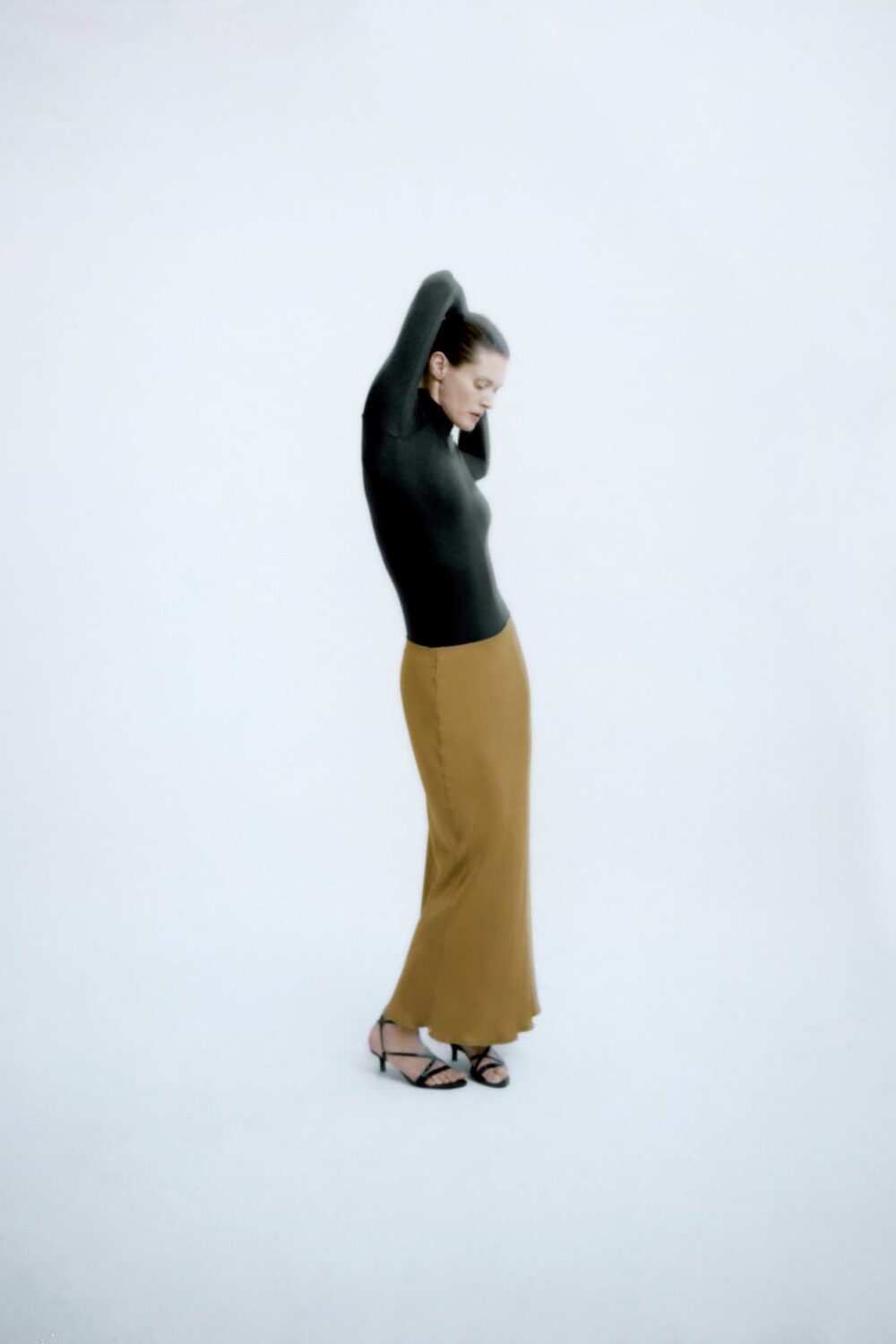 

Длинная атласная юбка ZARA, зеленый