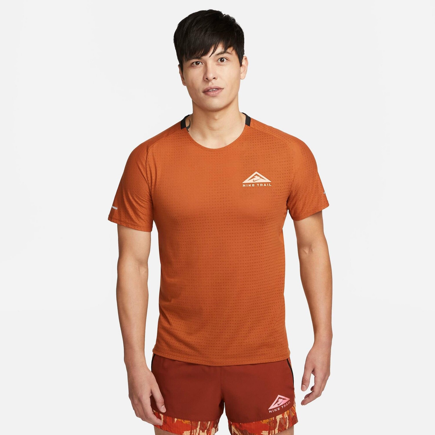 

Мужская беговая футболка с короткими рукавами Nike Trail Solar Chase Dri-FIT, коричневый