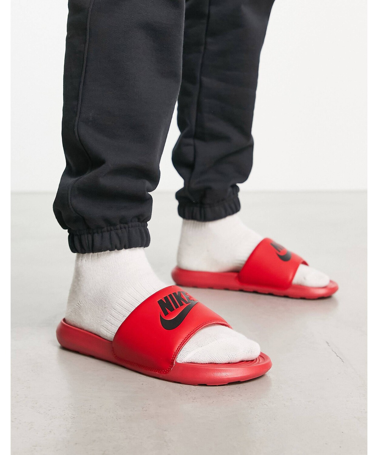 

Красные шлепанцы Nike Victori