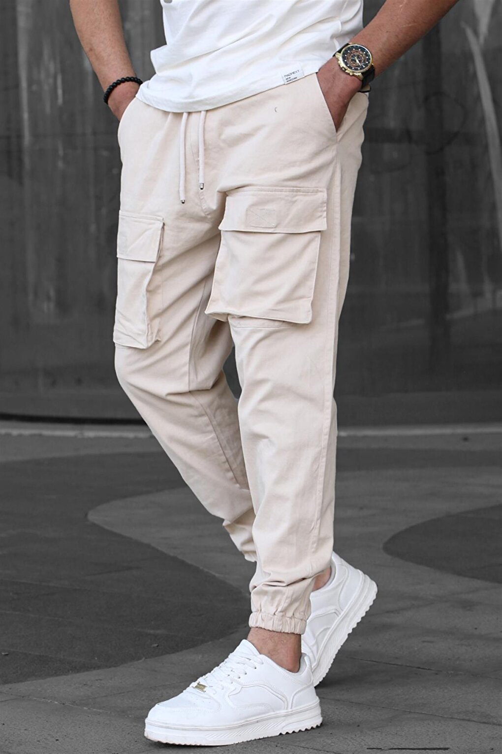 цена Бежевые мужские брюки-джоггеры с карманами-карго 6812 MADMEXT