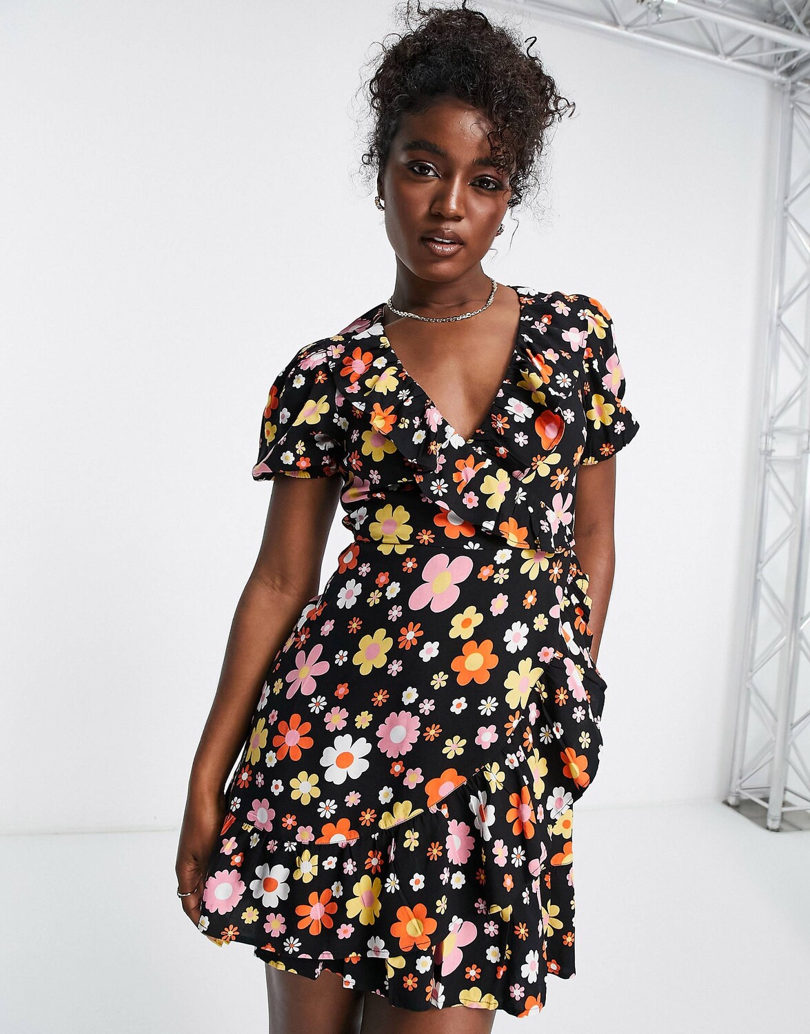 

Черное чайное платье мини с запахом и оборками Miss Selfridge в стиле ретро с цветочным принтом, Черный
