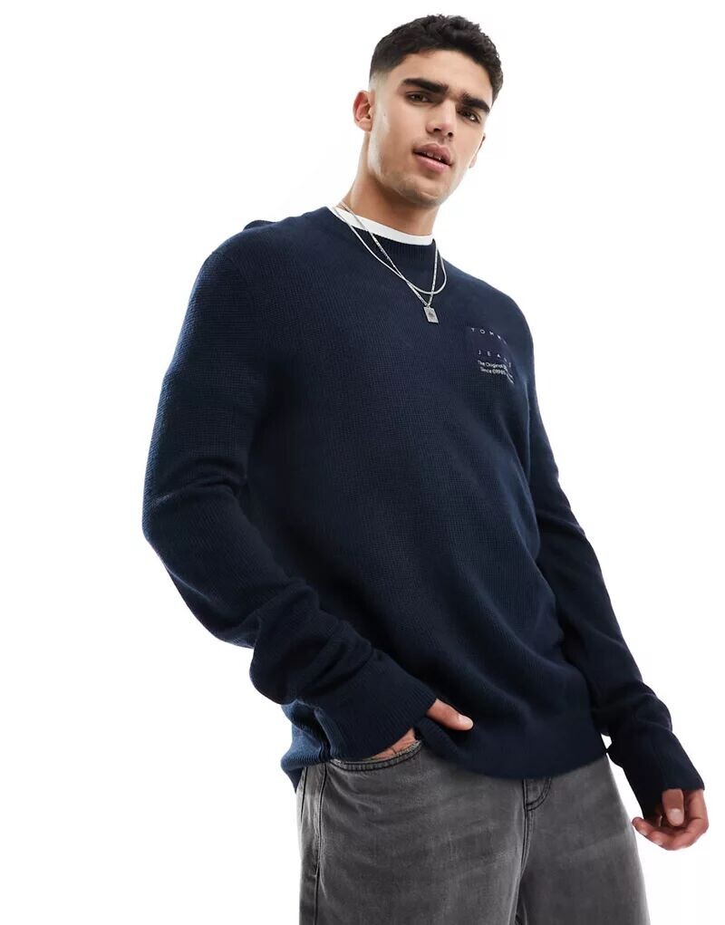 

Темно-синий свитер Tommy Jeans с логотипом в тон и стандартным кроем