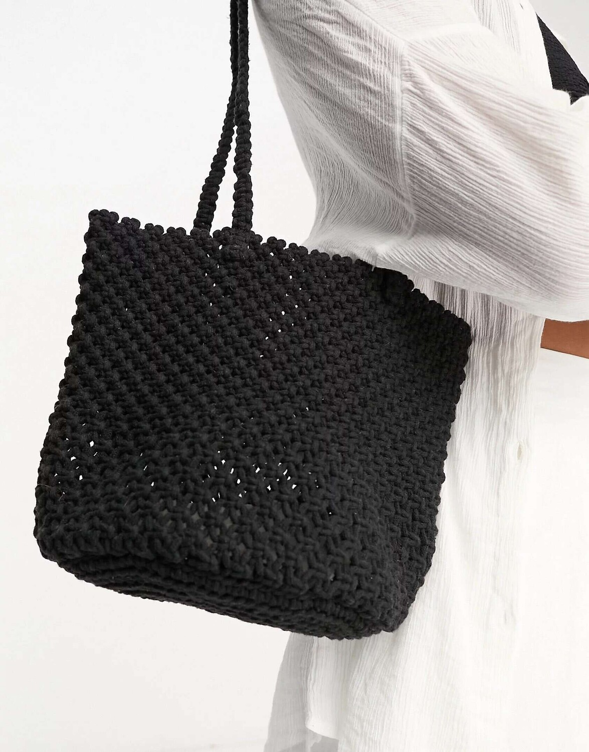 

Черная вязаная сумка-ведро Accessorize