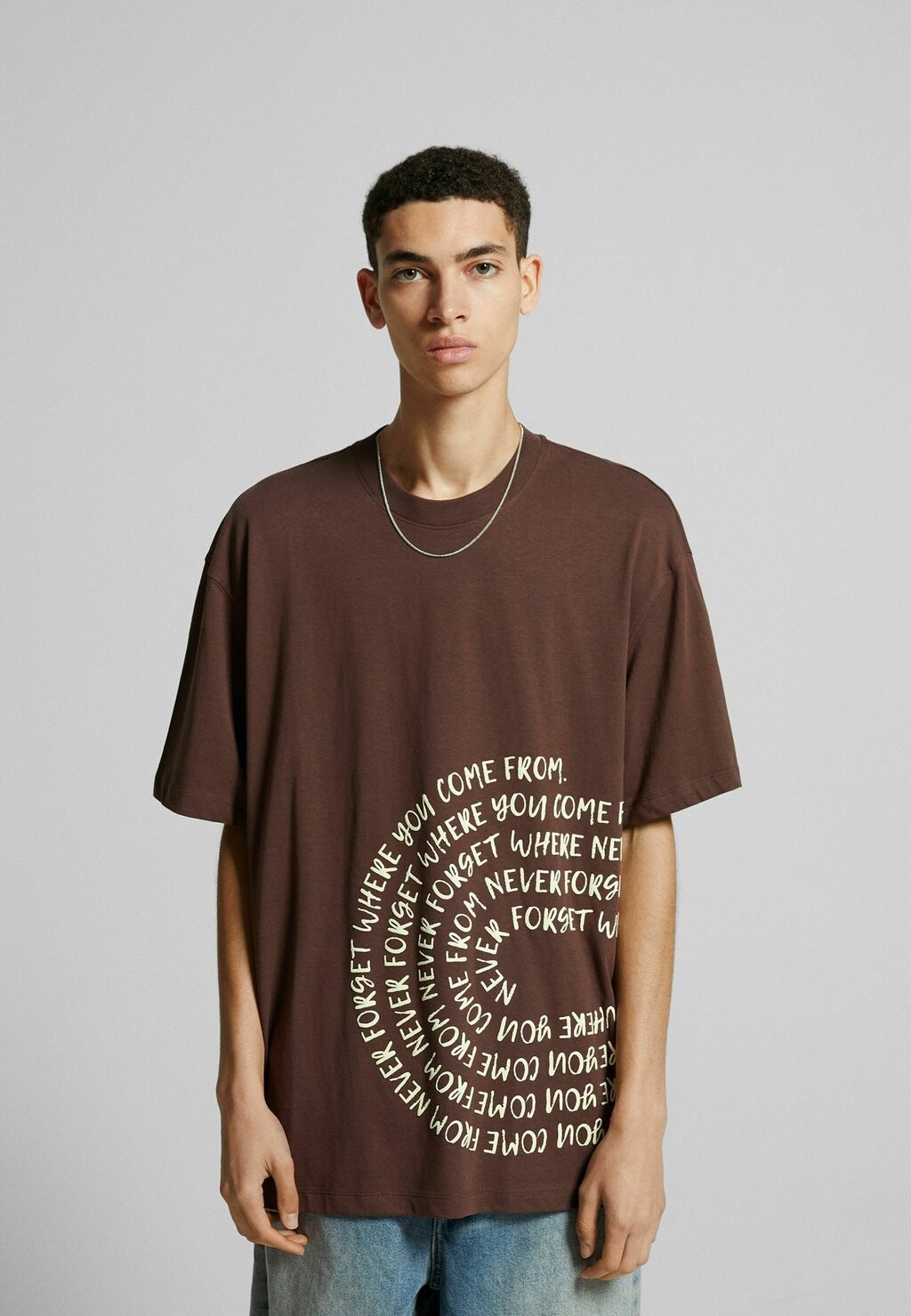 

Футболка с принтом Bershka, коричневый