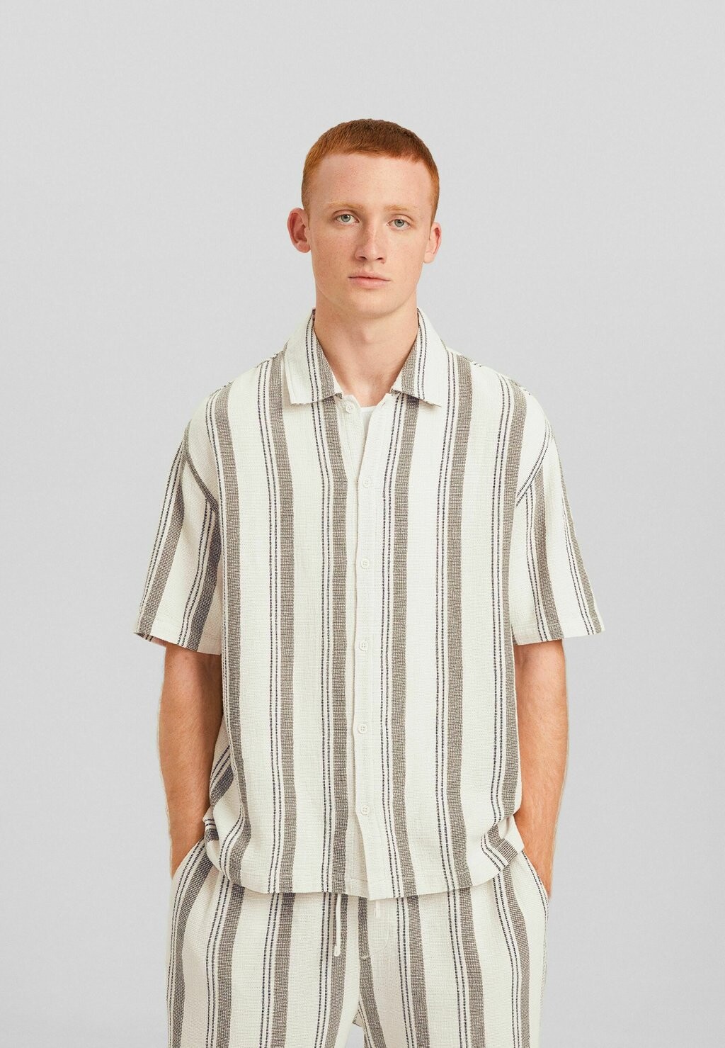 

Рубашка RUSTIC STRIPED SHORT SLEEVE Bershka, цвет khaki