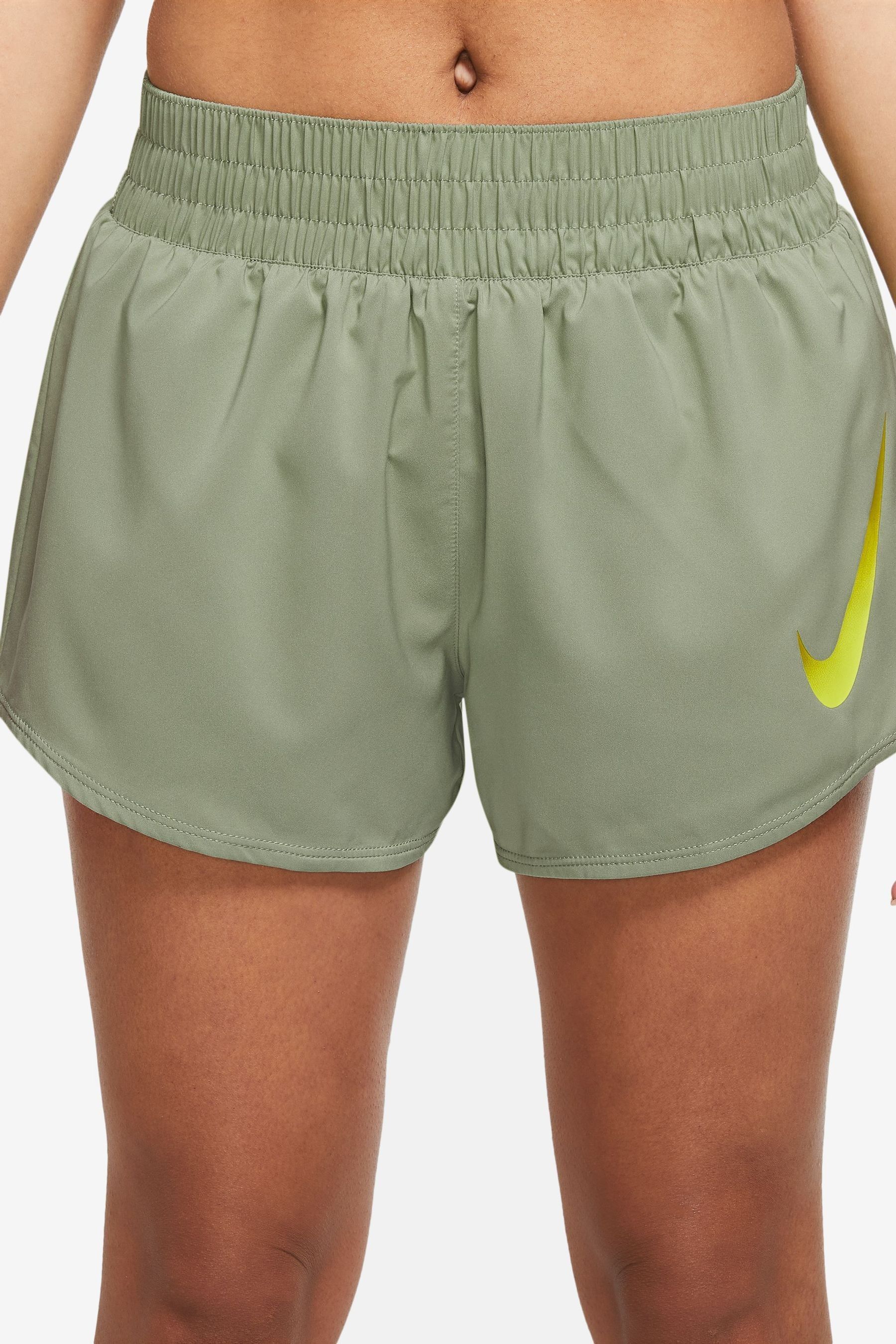 цена Шорты с логотипом Swoosh Nike, зеленый