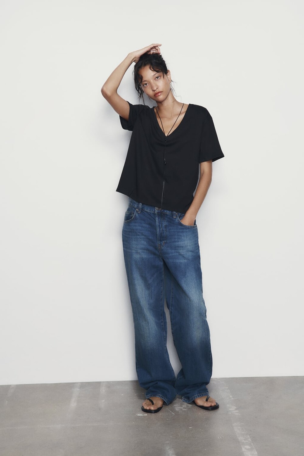 

Базовая футболка с v-образным вырезом ZARA, черный