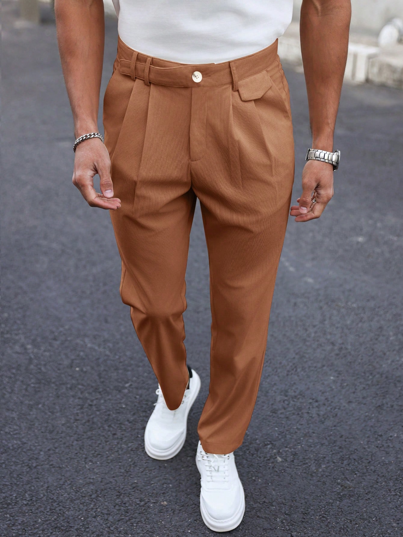 цена Мужские однотонные классические брюки со складками Manfinity Mode, апельсин